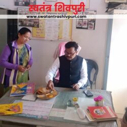 जिला पंचायत CEO ने किया विद्यालयों का निरीक्षण,स्कूल में किया भोजन swatantra-shivpuri-57