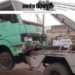 SHIVPURI NEWS-शहर में अचानक प्रशासन की कार्यवाही: बस स्टैड पर रखी स्टॉलों सहित कंडम बसों को हटाया Picsart 24 11 25 21 11 41 949