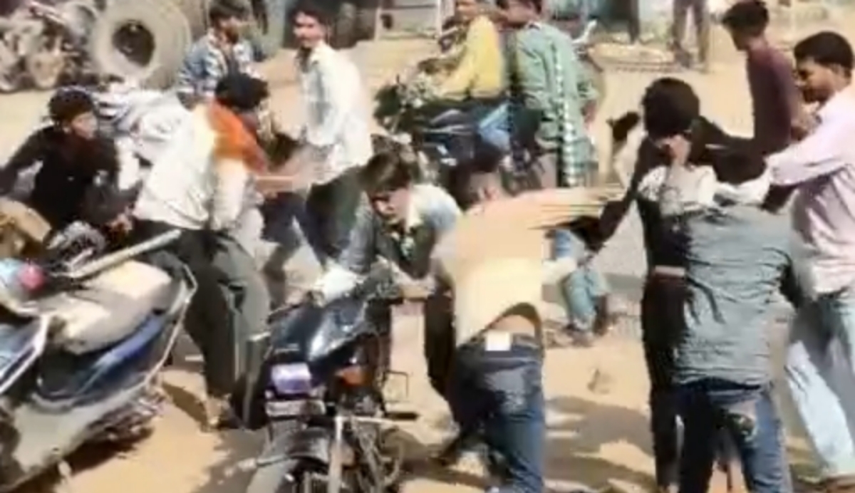 बस स्टैंड पर टिक्की खाने को लेकर हुआ विवाद, दो दिन बाद चली लात-घूंसे, वायरल हुआ मारपीट का वीडियो, पुलिस ने दोनों पक्षों पर किया क्रॉस केस दर्ज