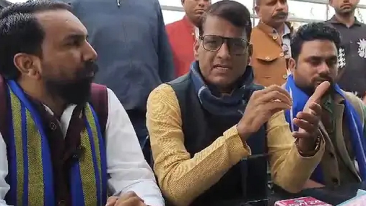 दामोदर यादव ने पूर्व गृह मंत्री मिश्रा को बताया तीसरा बाबा: सिंधिया पर भी उठाए सबाल