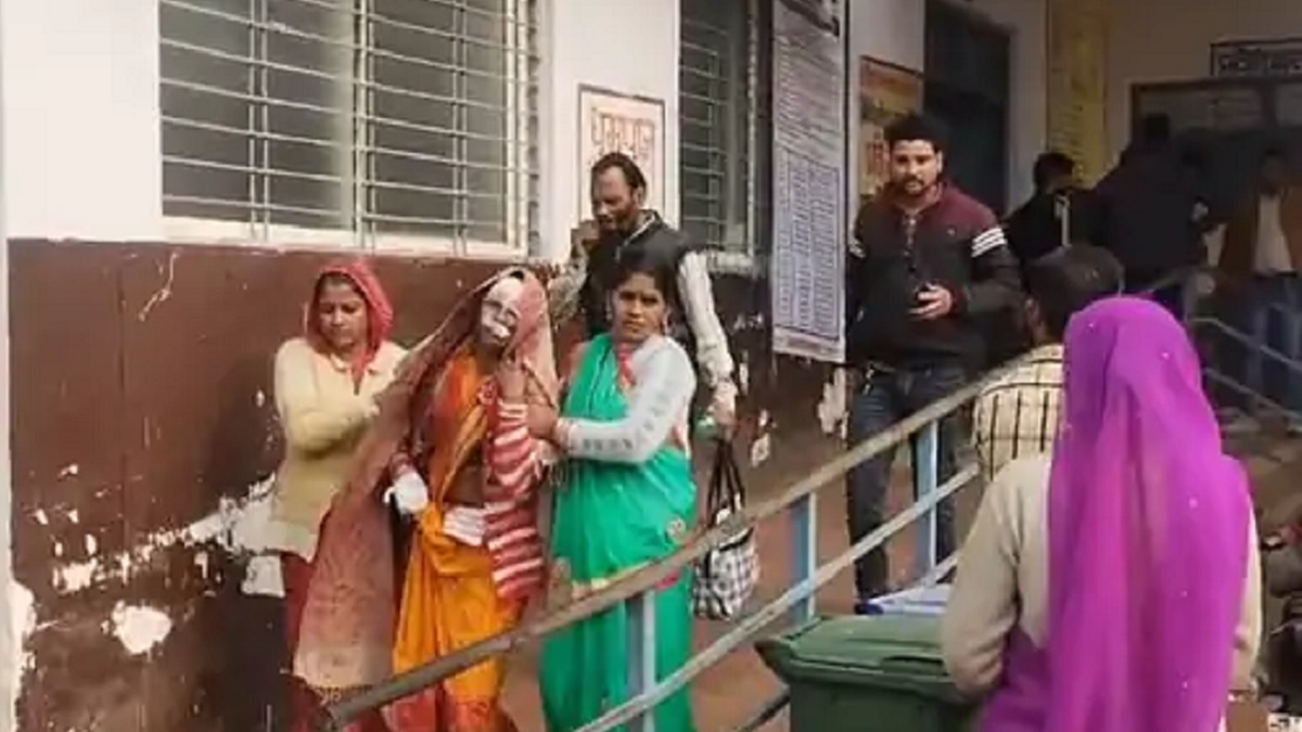 बेटी की शादी में जा रहा लोडिंग अनियंत्रित होकर पलटा ,2 साल की मासूम सहित 12 घायल