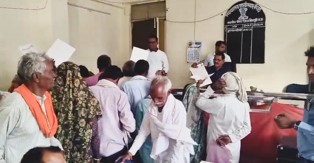 बैराड़ में भूमि सीमांकन को लेकर 25 परिवारों ने उठाई आवाज, तहसीलदार को सौंपे आवेदन