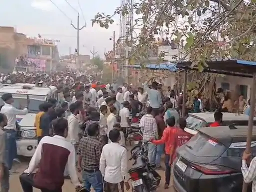 मगरौनी के दंगल में कुश्ती के दांव-पेच के बीच भिड़े दो पक्ष, जमकर चले लाठी-डंडे, पुलिस चौकी में भी हुआ हंगामा