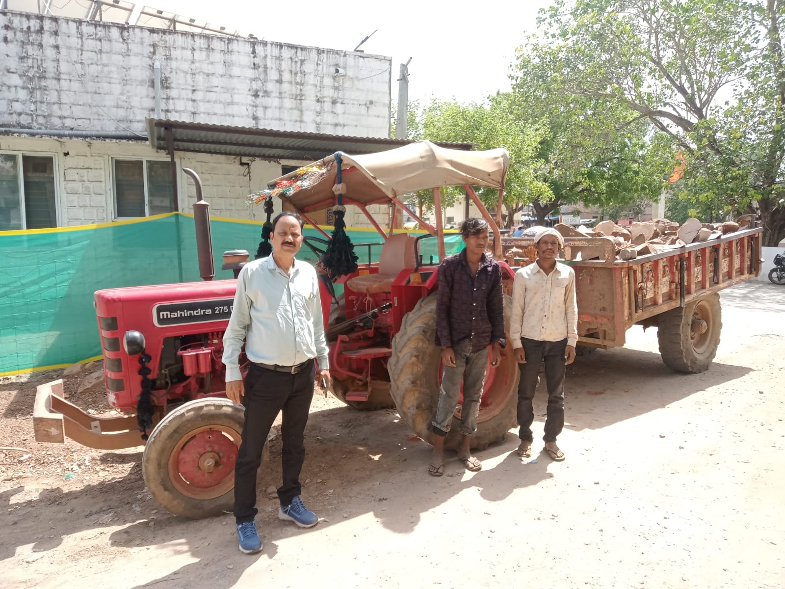 बैराड़ में अवैध खनन पर कार्रवाई: खंडों से भरी ट्रैक्टर-ट्रॉली जब्त, थाने में की सुपुर्द