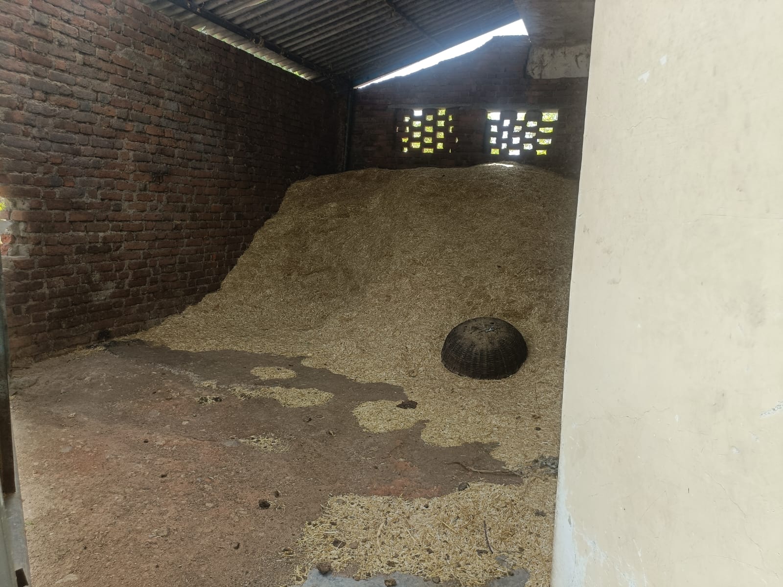 समोहा डेम का विश्रामगृह बना भूसा-गोबर का अड्डा, निरीक्षण में खुली सिंचाई विभाग की पोल