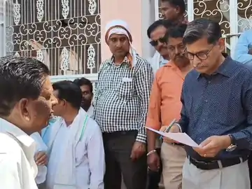 हाफिज अब्दुल्ला ने नपा कर्मचारी को आधी रात में बुलाकर पीटा: नगर पालिका में बवाल के बाद कर्मचारियों ने सौंपा ज्ञापन