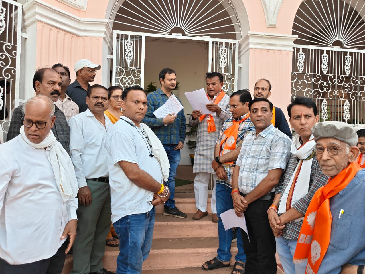 कर्मचारियों की समस्याओं पर फूटा गुस्सा: राज्य कर्मचारी संघ ने सौंपा 8 सूत्रीय ज्ञापन, प्रभारी प्राचार्य पर लगाए गंभीर आरोप
