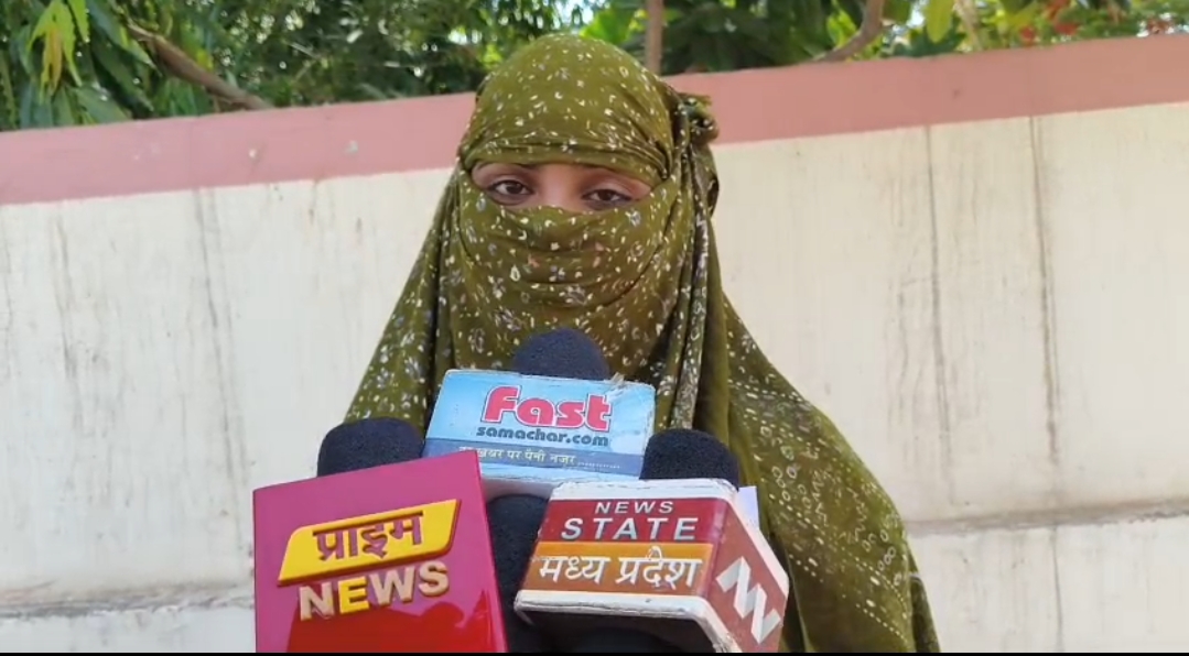 लव-मैरिज के 39 दिन बाद ही भर गया GF से मन, अब धंधा कराना चाहता है, परिवार दहेज के लिए प्रताड़ित कर रहा है