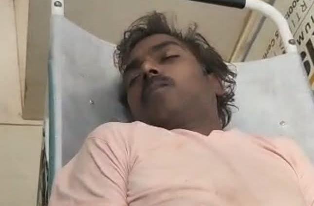 बारिश के बीच बिजली के खंभे में आ रहे करंट की चपेट में आने से दिनेश की मौत