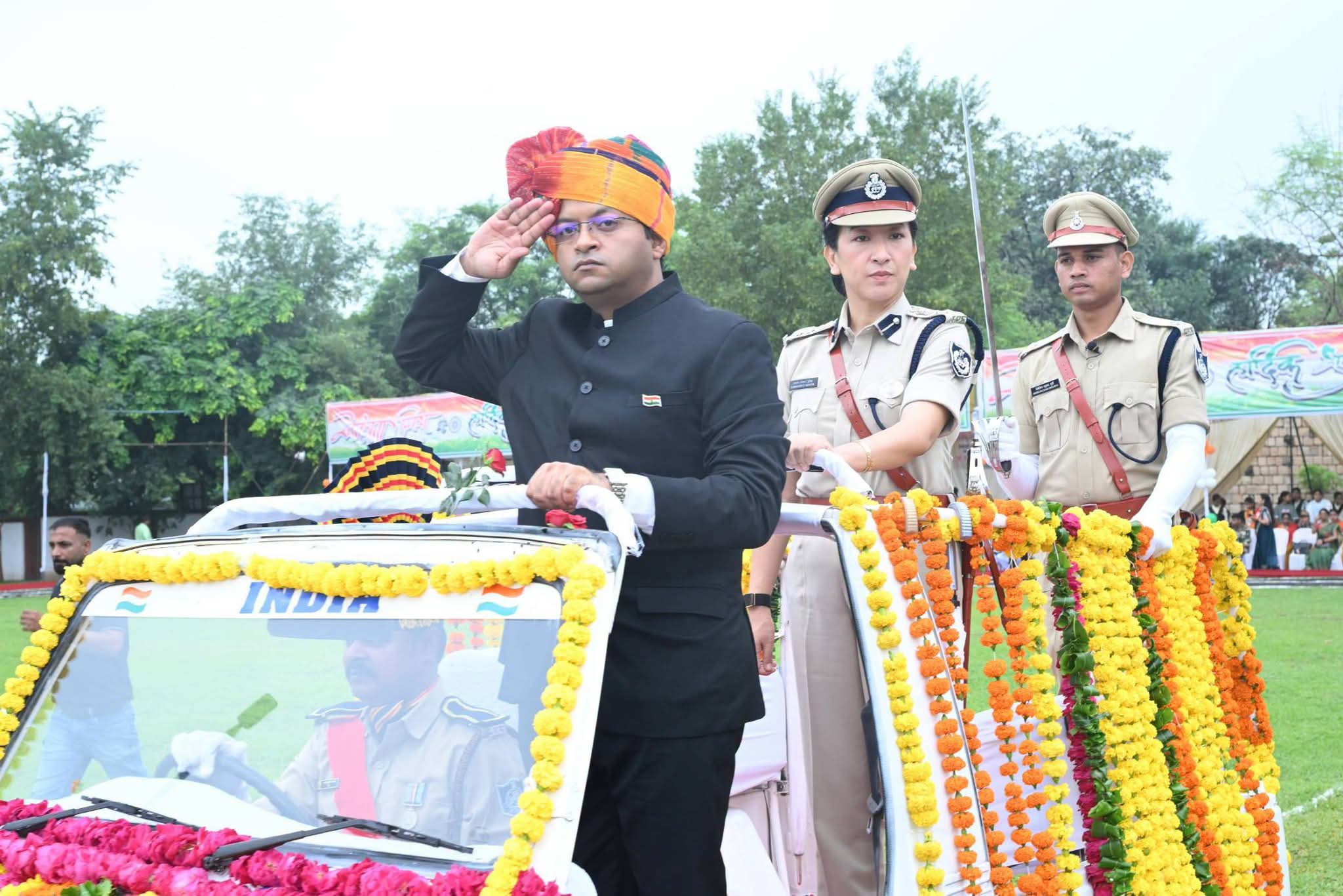 80 वें स्वतंत्रता दिवस पर बिगड़ी प्रभारी मंत्री की तबियत, कलेक्टर ने पहराया तिरंगा,स्कूली बच्चों की देश प्रेम की प्रस्तुतियों ने मोहा मन